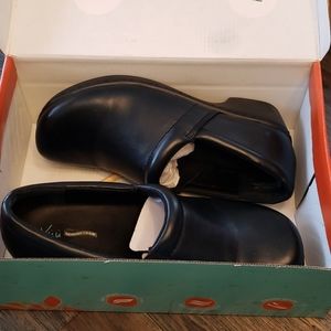 Yuu black clogs